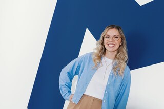 lady with hand on waist 